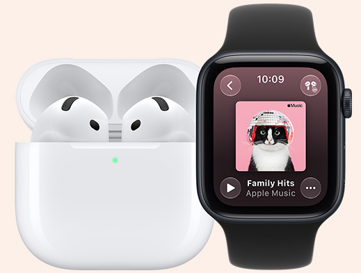 AirPods i ett öppet MagSafe-laddningsetui, rundade hörn, grön laddningsindikator, Apple Watch SE 3, aluminiumboett i färgen midnatt, appen Musik, omslagsbild till en spellista, sportband i svart