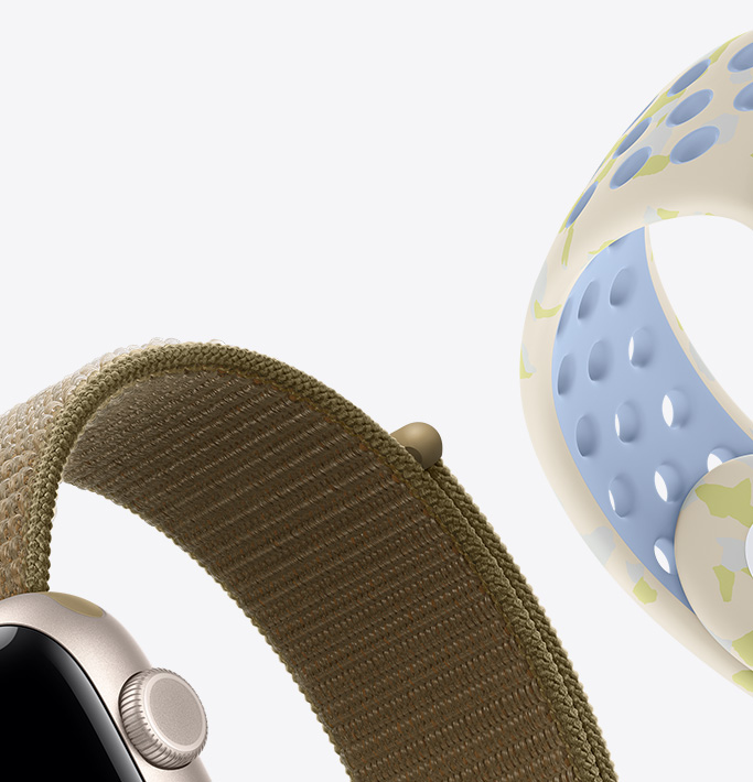 Apple Watch SE 3, aluminiumboett i färgen stjärnglans, sportloop i färgen oliv (mörkgrön), Nike-sportband i färgen Chalk Calm (krämfärgad utsida, blekblå insida, diskret mönster av gulgröna former)