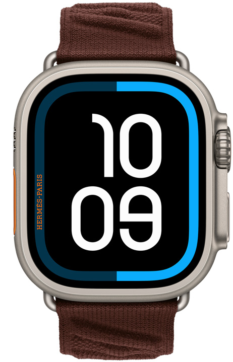 Apple Watch Hermès Ultra 4, den digitala urtavlan Maritime, titanboett, naturlig finish, höger utsida, Digital Crown, upphöjd sidoknapp, kombinerad med En Mer-armband i färgen Bordeaux (mörkrun), stickat material med struktur