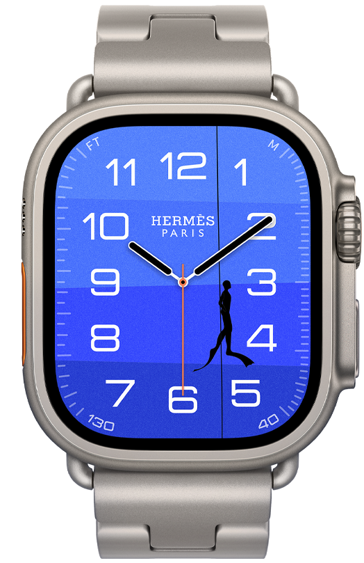 Apple Watch Hermès Ultra 4, den analoga urtavlan Fathom and Wonder (timvisare, minutvisare och sekundvisare, komplikationen djup, en orange boj flyter på ett turkosblått hav som övergår från ljusblått till mörkblått), titanboett, naturlig finish, höger utsida, Digital Crown, upphöjd sidoknapp, kombinerad med armbandet Grand H Titane i färgen Gris Titane
