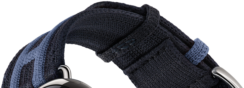 Apple Watch Hermès Series 12, del av Rocabar Club-armbandet i färgen Bleu Nuit/Bleu Brighton, stickat material i mörkblått med upphöjda ränder i ljusblått med bokstaven H för Hermès
