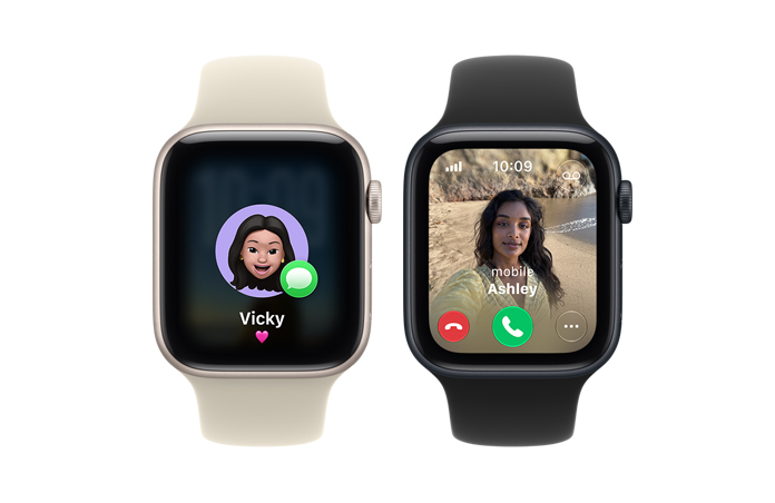 Různé Apple Watch SE 3, hliníková pouzdra, hvězdně bílá a temně inkoustová barva, na displejích memoji, příchozí hovor, na pravém boku korunka Digital Crown, sportovní řemínky, písková (světle béžová) a černá barva