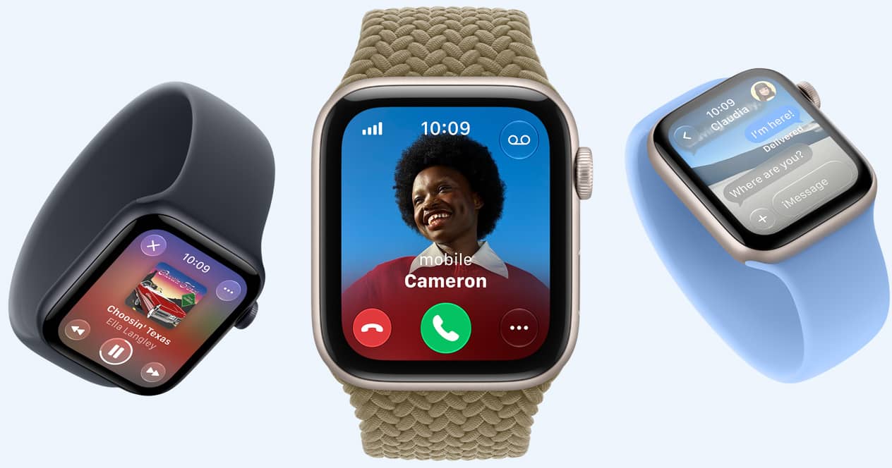 Různé Apple Watch SE 3, na displejích aplikace Hudba, příchozí hovor, Zprávy, hliníková pouzdra, hvězdně bílá a temně inkoustová barva, řemínky: navlékací řemínek, námořnicky modrá a chrpově modrá barva, pletený navlékací řemínek, olivová (zemitě zelená) barva