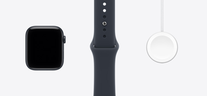 Apple&nbsp;Watch SE&nbsp;3, hliníkové pouzdro, temně inkoustová barva (černá), pohled zepředu, displej od okraje k&nbsp;okraji, korunka Digital Crown, sportovní řemínek, černá barva, magnetická rychlonabíječka Apple Watch s&nbsp;USB‑C kabelem