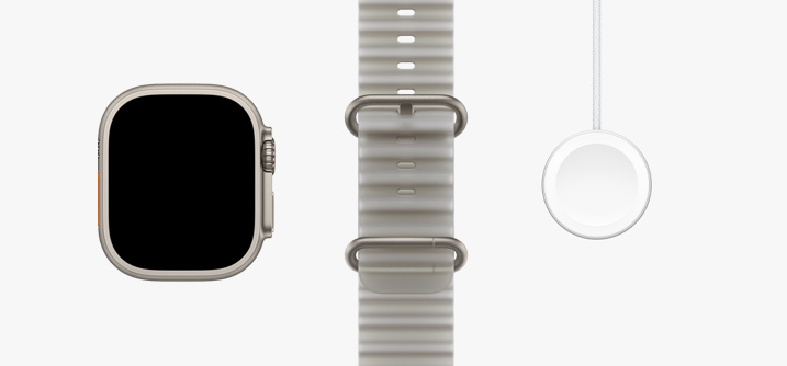 Apple Watch Ultra 4 z kopertą z tytanu w kolorze naturalnym, wyświetlacz sięgający krawędzi, pasek Ocean w kolorze półprzezroczystej szarości, przewód USB‑C do szybkiego ładowania Apple Watch podłączany magnetycznie