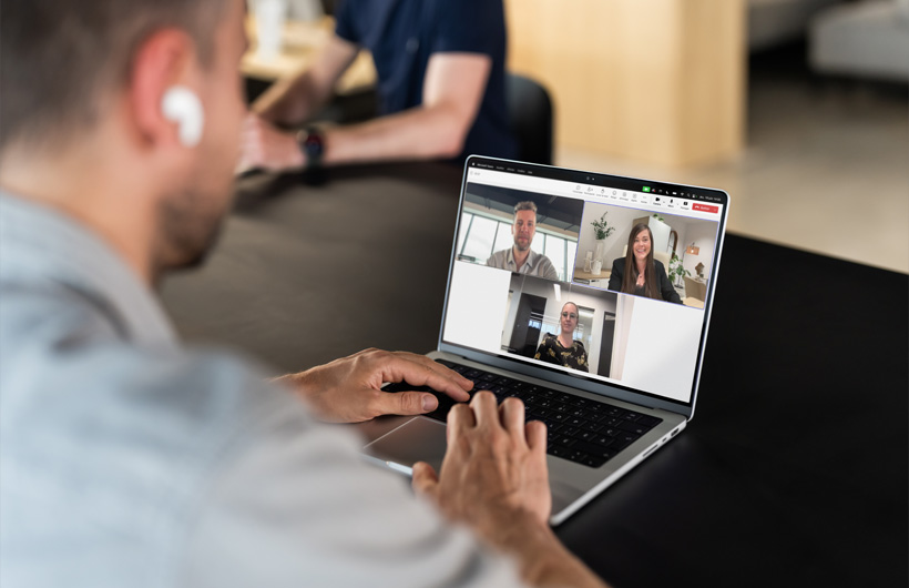Al ser compatible con apps de negocio esenciales como Microsoft Teams, el Mac le permite al director de marketing digital, Clément Boës, mantenerse conectado y potenciar su productividad.