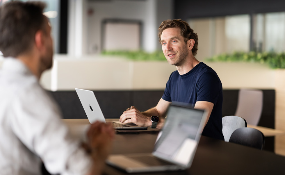 Con el MacBook Pro, el COO André-Philippe Ethier tiene libertad para moverse entre su oficina, espacios comunes y la tienda, y mantenerse siempre en contacto con su equipo.