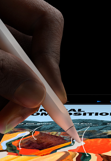 手持 Apple Pencil 在 iPad 螢幕上繪圖的特寫畫面