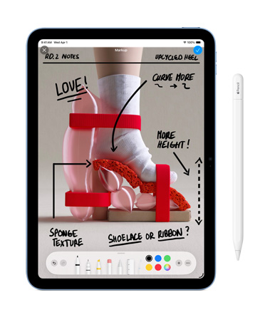 iPad con la foto dai colori brillanti di un nuovo progetto di scarpa, sul lato una Apple Pencil e sullo schermo appunti e commenti tracciati con lo strumento Modifica