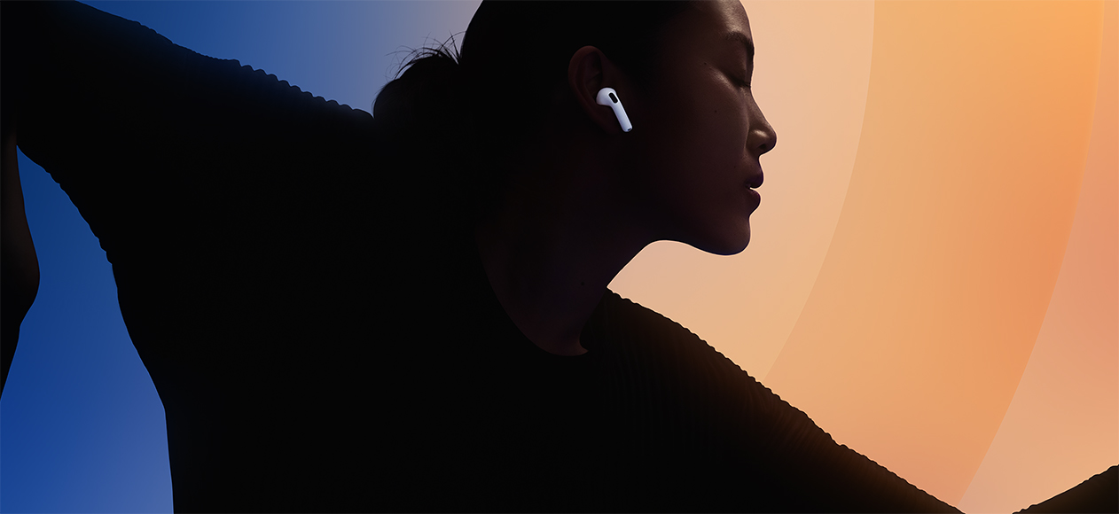 AirPods 5, бял цвят, носени в ухото, силует на човек на многоцветен фон