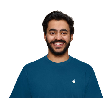 En Apple-spesialist har på seg en skjorte med Apple-logo.