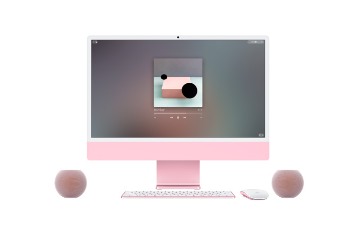 iMac i rosa vist forfra, Apple Music spiller av musikk på skjermen, Magic Keyboard og Magic Mouse i matchende farge, flankert av to rosa HomePod mini 2-høyttalere i et stereopar.