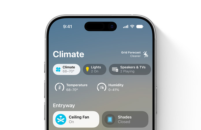 En iPhone-skjerm viser Hjem-appen, kategorien Klima, skyveknapper for temperatur og fuktighet, og delen for inngang viser kontroller for takvifte og persienner.