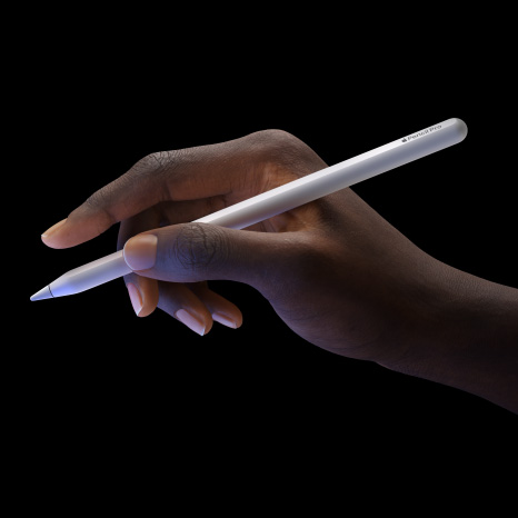 Apple Pencil Pro animatsioon, külg, õhuke disain puutetundliku anduriga otsiku lähedal, lilla värv peegeldumas iPad Pro ekraanilt, käsi hoidmas küljelt väljaulatatud nimetissõrmega näitamas topeltpuudutuse funktsiooni