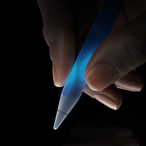 Apple Pencil Pro, külg, valge värv, õhuke profiil, tekstuuriga otsik, käsi hoidmas, mil otsik suunab allapoole, näidates puutetundlikkust ja haptilist tagasisidet