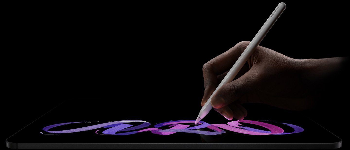 iPad Pro, esikülg, horisontaalpaigutus, külg, kosmosemust värv, käsi hoidmas Apple Pencil Prod, valge, joonistamas abstraktseid lillasid ja roosasid disaine ekraanil