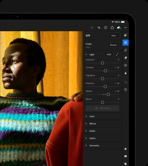 iPad Pro, esikülg, horisontaalpaigutus, kosmosemust värv, ümarad nurgad, ekraani must serv, ekraanil töödeldakse pilti inimesest värvilises kampsunis, tööriistade ja efektide menüü avatud paremal