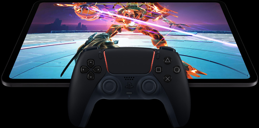 Juhtmevaba Playstationi pult iPad Pro peal, esikülg, horisontaalpaigutus, kosmosemust värv, ekraanil videomängu kaader futuristlikust robotmehhanismist helendava roosa lasermõõgaga