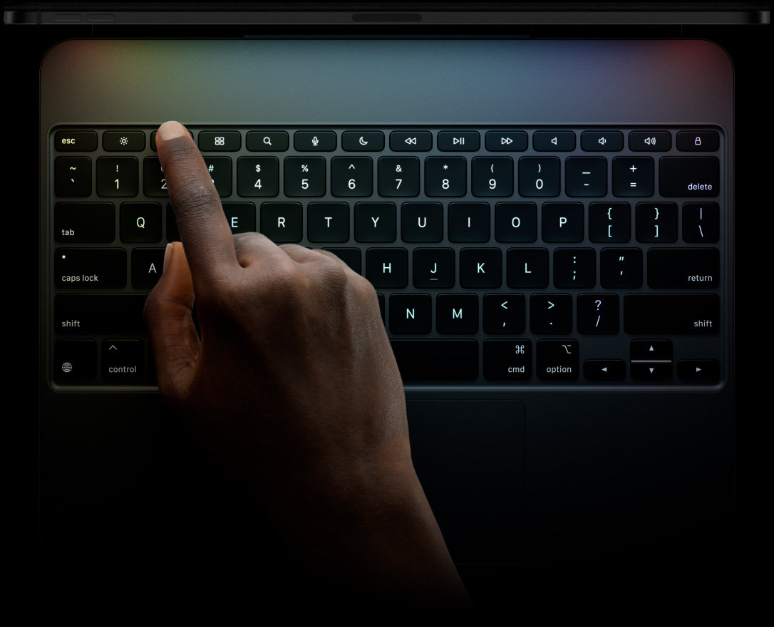 iPad Pro, horisontaalpaigutus, kosmosemust värv, ülaserva profiil, ühendatud Magic Keyboardiga, esikülg, horisontaalpaigutus, musta värvi taustavalgustusega klahvid, funktsiooniklahvid, escape, tab, caps lock, shift, control, option, shift, delete, return, tagurpidi T nooleklahvid, sisseehitatud puuteplaat