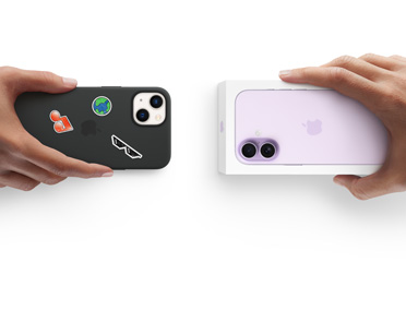 Des mains échangent un iPhone 13 dans une coque en silicone avec des stickers sur la face arrière faisant l’objet d’une reprise contre un nouvel iPhone 17 dans son coffret.