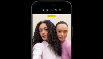 Vorderansicht eines iPhone 18 Pro in Schwarz, das Feature zur Gesichtserfassung zeigt zwei Personen, Demonstration der Center Stage Frontkamera