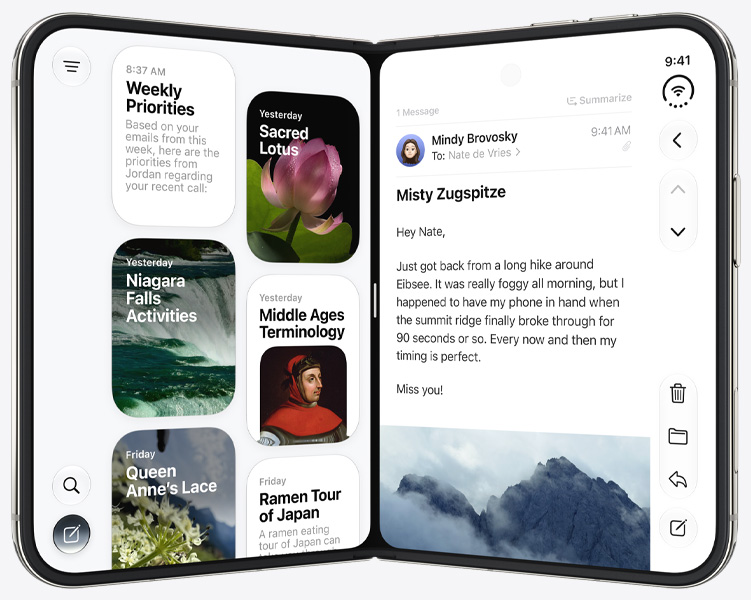 Un iPhone Duo est maintenu à la verticale façon livre ouvert, la partie gauche montre l’app Siri, la partie droite montre l’app Messages.