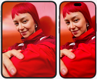 iPhone Duo ouvert à la verticale et iPhone 18 Pro Max côte à côte, affichant tous deux la même image d’une personne aux cheveux roux habillée en rouge ; l’écran plus grand de l’iPhone Duo permet d’en afficher davantage