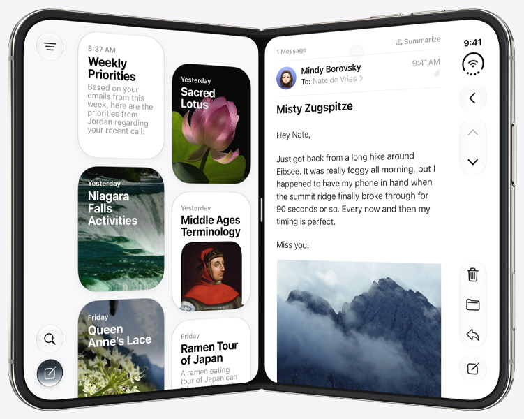 iPhone Duo를 열어서 책처럼 똑바로 세워둔 모습. 왼쪽 패널에는 Siri 앱이, 오른쪽 패널에는 메시지 앱이 표시되어 있습니다.