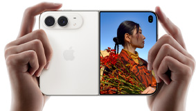 一雙手拿著完全打開的星光白色 iPhone Duo，橫向擺放，機身背部左側展示雙融合相機系統，右側外螢幕顯示一張人像照，相中人在藍天背景前。