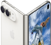 星光白色 iPhone Duo，部分打開，形如書本，鉸位結構位於中間，機身背部左側展示雙融合相機系統，右側外螢幕顯示一張人像照，相中人在藍天背景前。
