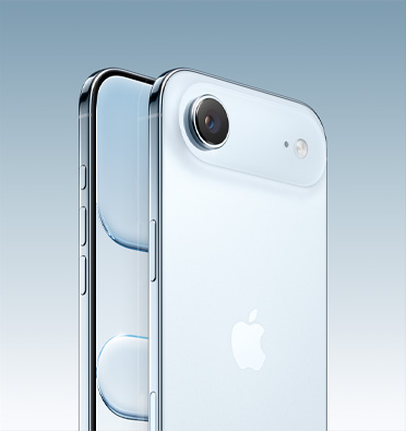 スカイブルーの仕上げのiPhone Air。ディスプレイの一部分と本体側面のアクションボタン、音量調節ボタン、サイドボタンが見えている。背面の外観。左上の隅にFusionカメラシステムが見えている