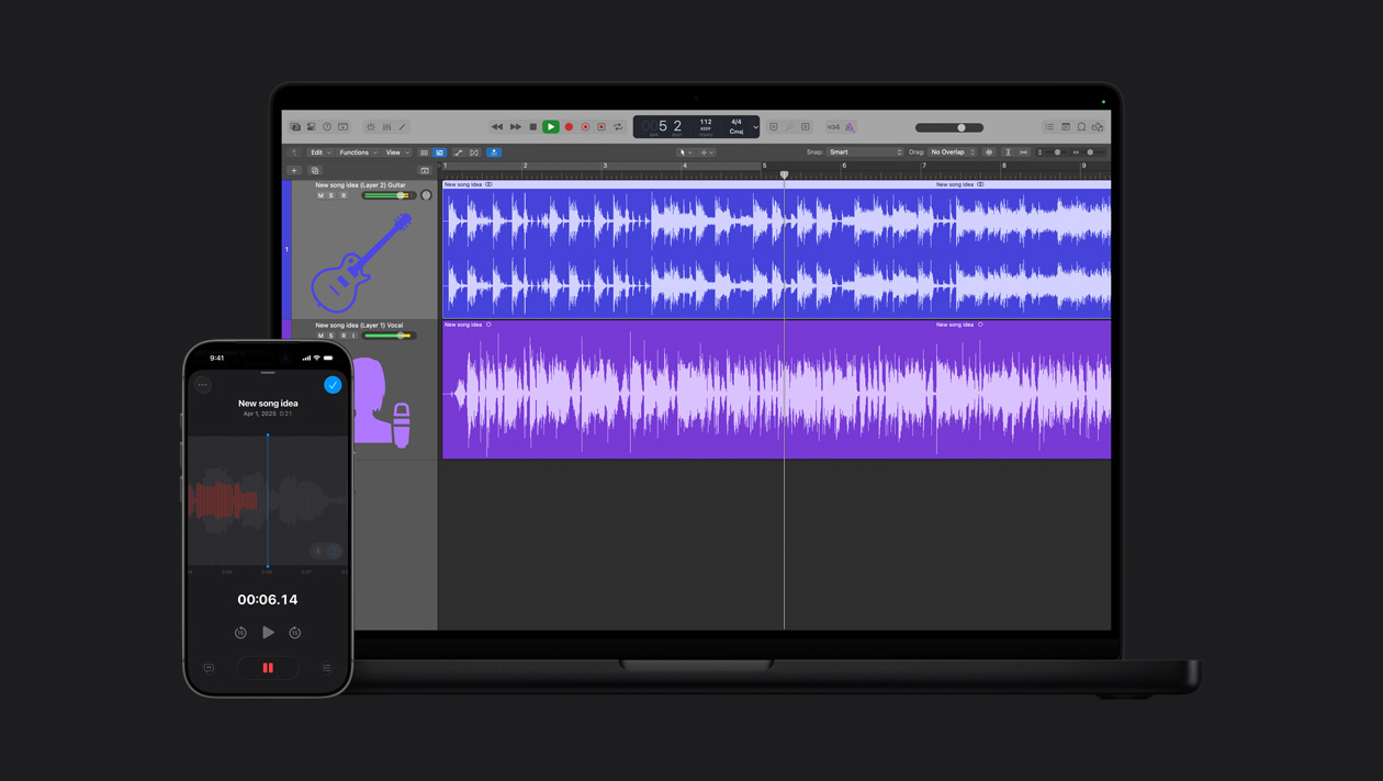 Layar MacBook Pro 16 menampilkan ruang kerja dengan dua baris untuk vokal dan gitar, gelombang suara, layar iPhone 17 Pro menampilkan Memo Suara Logic Pro, perekaman berwarna merah, gelombang suara, tombol putar, ide lagu baru, tanggal, dan durasi