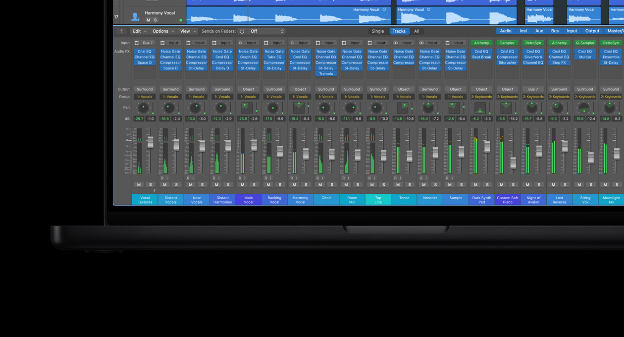 MacBook Pro 16, mixing board 24 track dengan pemudar, instrumen diatur di sepanjang bagian bawah