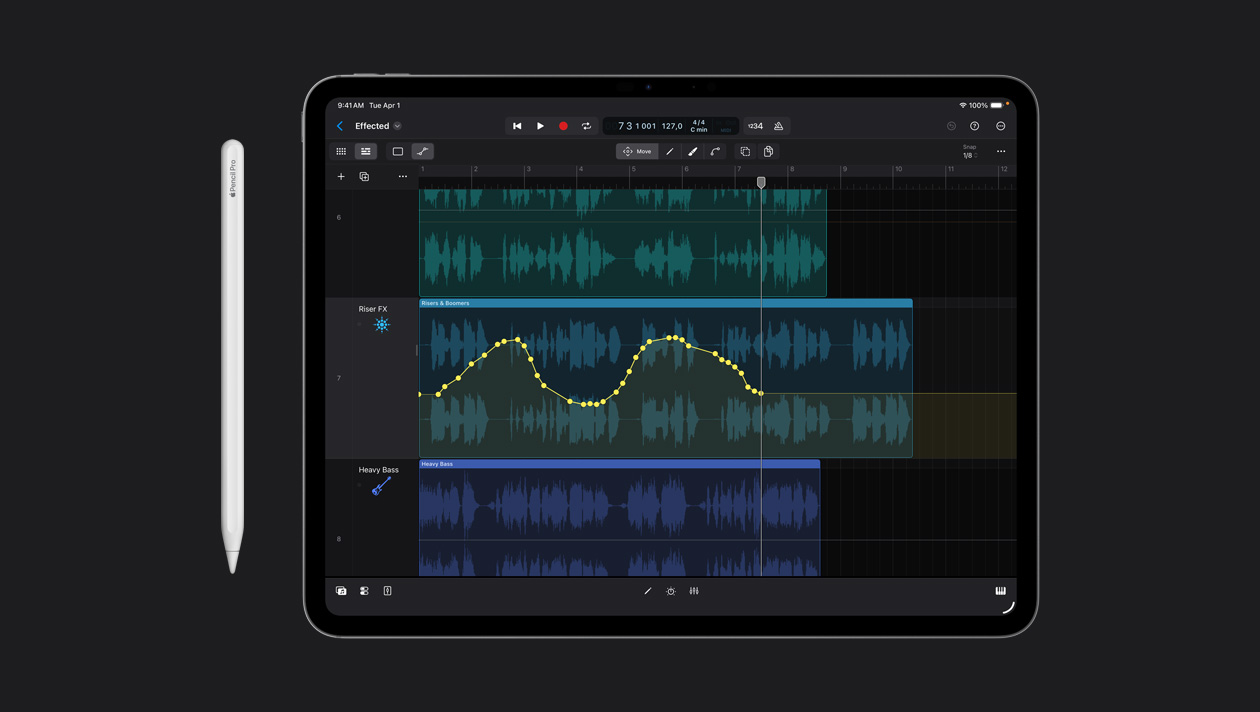 Ruang kerja layar iPad Pro 13 menampilkan gambar di atas gelombang suara di Logic Pro, Apple Pencil di sebelah kiri perangkat
