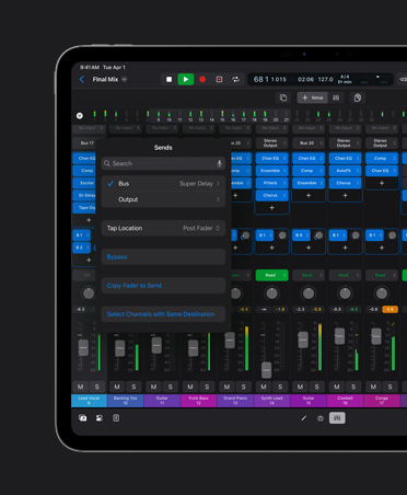 Layar iPad Pro 13 menampilkan ruang kerja Mixing dengan lapisan gelombang suara serta berbagai tombol putar dan pengaturan di bagian bawah