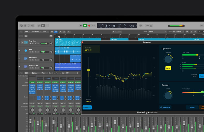 Layar MacBook Pro 16 inci menampilkan lapisan gelombang suara, jendela Asisten Mastering terbuka, dan berbagai tombol putar serta pengaturan di bagian bawah