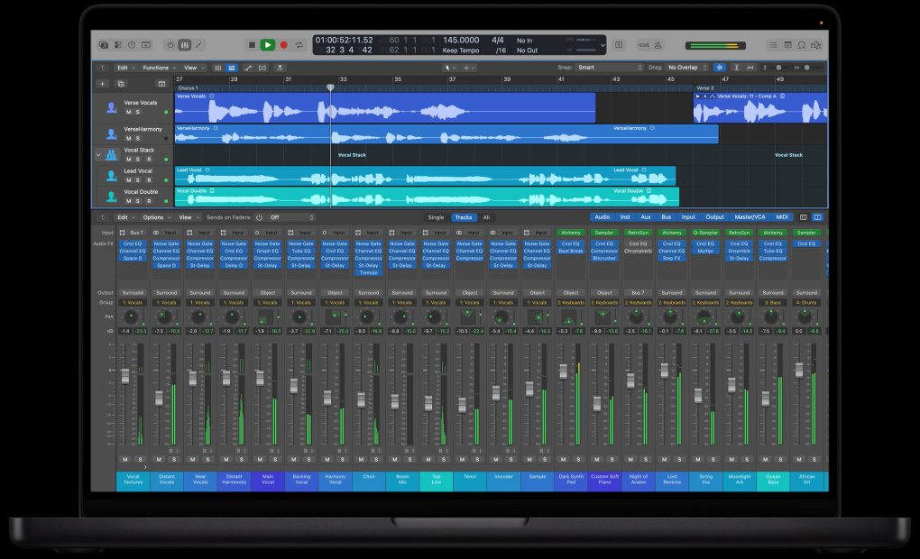 Layar MacBook Pro 16 menampilkan ruang kerja Mixing dengan lapisan gelombang suara serta berbagai tombol putar dan pengaturan di bagian bawah