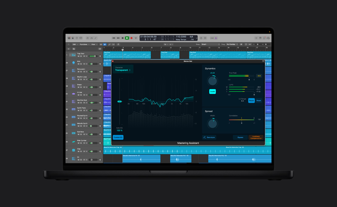 Layar MacBook Pro 16 menampilkan Asisten Mastering, jendela Stereo Out dengan grafik EQ Khusus di sebelah kiri, analisis Dinamika dan Spread, dan kontrol penyesuaian di sebelah kanan