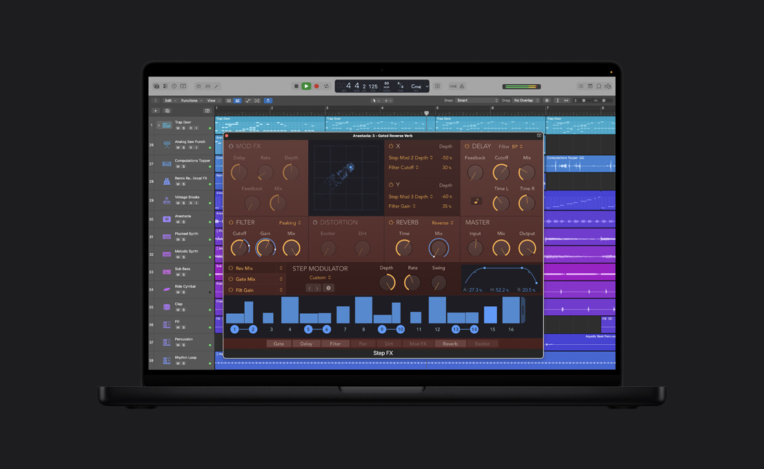 Layar MacBook Pro 16 menampilkan Step FX, jendela Anastacia: 3 - Gated Reverse Verb, efek mod, delay, filter, distorsi, reverb, dan tombol putar master, grafik biru di bagian bawah