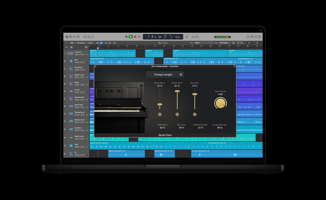 Layar MacBook Pro 16 menampilkan Studio Piano, jendela Intro: Vintage Upright - Living Room dengan piano hitam di sebelah kiri, tombol putar dan kontrol