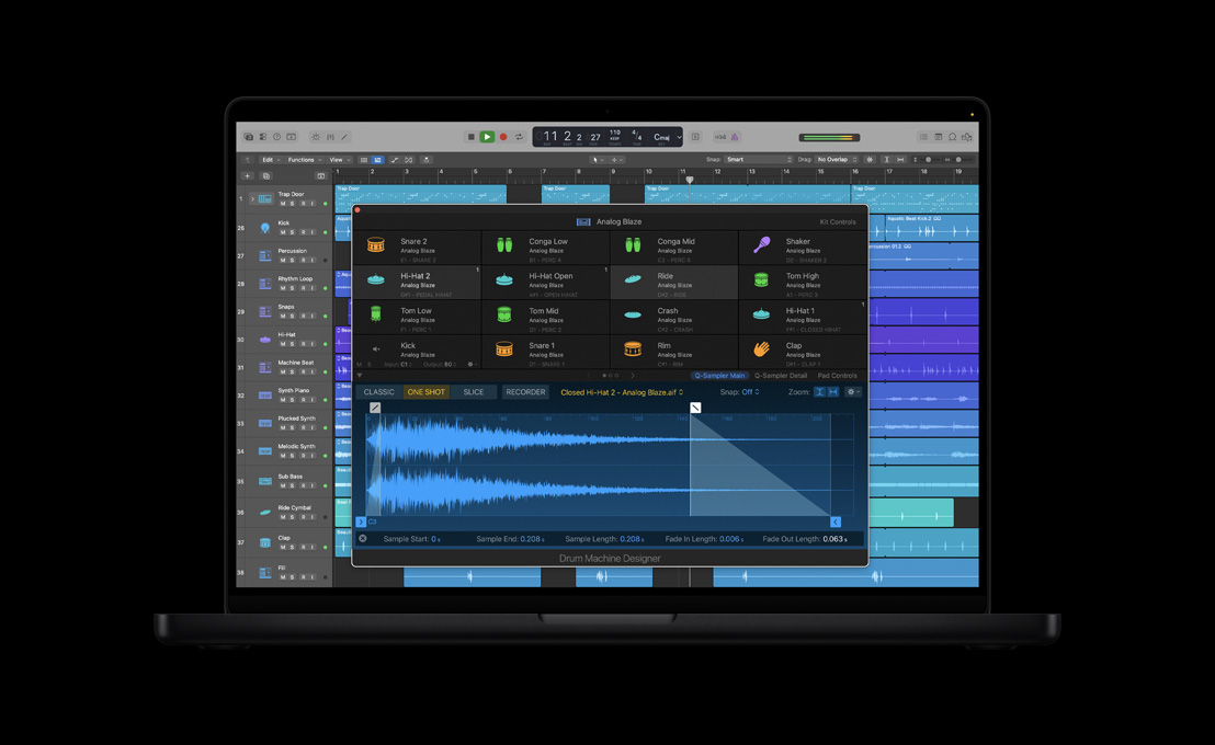 Layar MacBook Pro 16 menampilkan Perancang Drum Machine, kontrol kit, jendela Analog Blaze dengan gelombang suara, dan empat baris instrumen yang berbeda