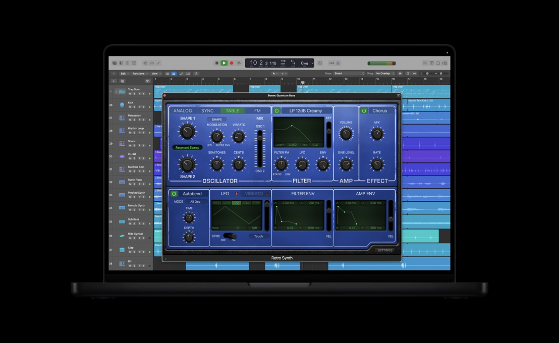 Layar MacBook Pro 16 menampilkan Retro Synth, jendela Boom: Quantum Bass, tombol putar, dan kontrol