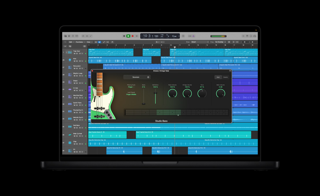 Layar MacBook Pro 16 menampilkan Bass Studio, jendela Groove: Vintage Tone dengan gitar listrik hijau di sebelah kiri, tombol putar sesi utama