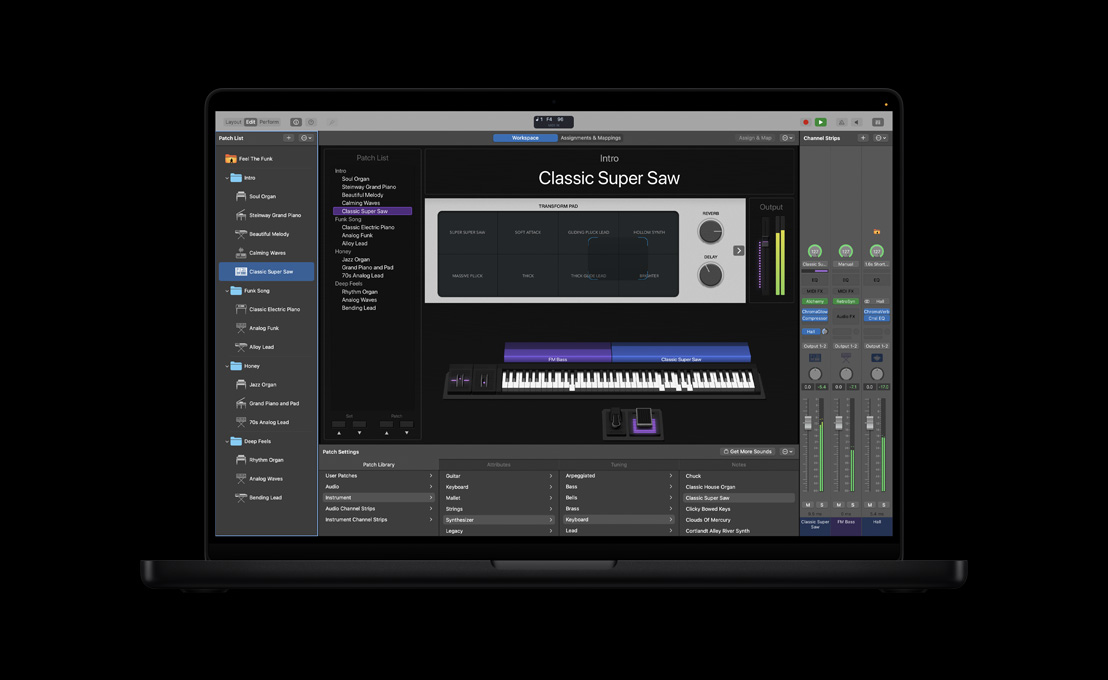 Layar MacBook Pro 16 menampilkan ruang kerja MainStage yang memperlihatkan Pad Transformasi, panel kiri berisi berbagai file, di bagian bawah Pengaturan Tambalan dengan Perpustakaan Tambalan berisi suara, di kanan Garis Saluran serta kontrol