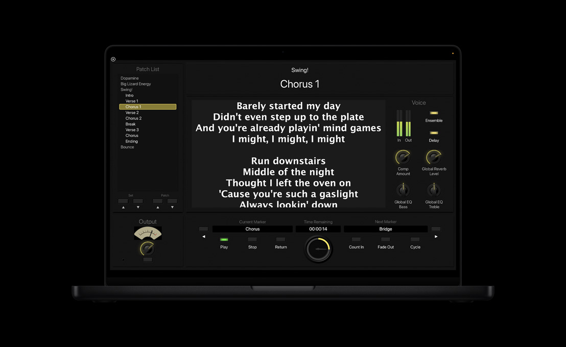 Layar MacBook Pro 16 menampilkan panel Daftar Tambalan di sebelah kiri, lirik Chorus 1 di tengah, pengaturan Suara di kanan, di bawah ada bagian untuk Output, Penanda Saat Ini, Waktu yang Tersisa, dan Penanda Berikutnya
