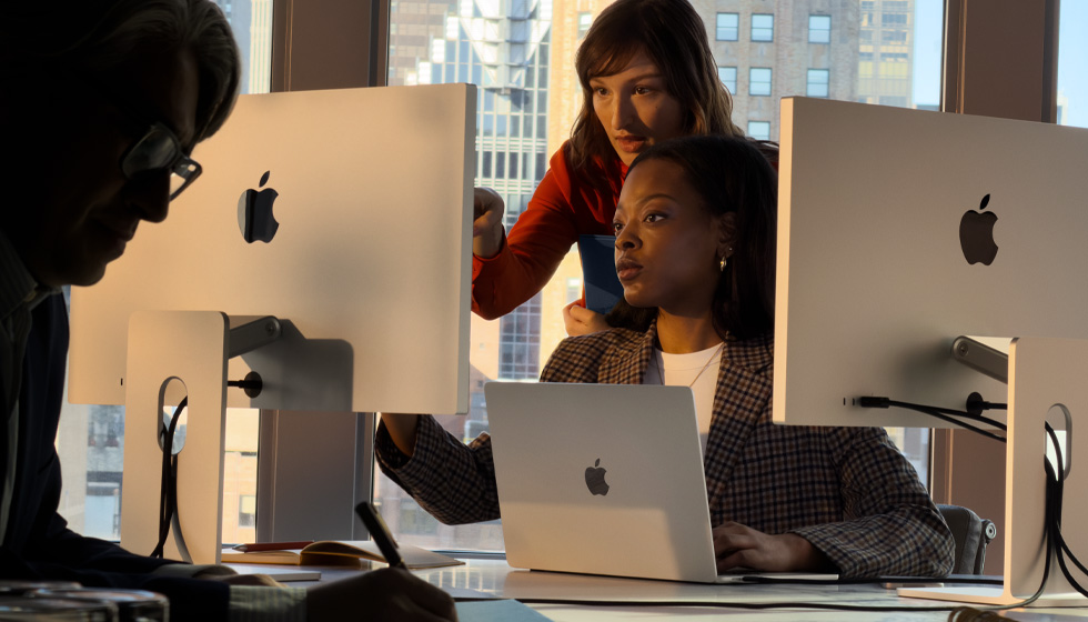 Personnes utilisant le Mac dans un contexte professionnel