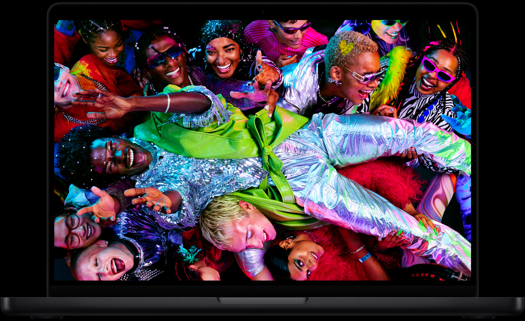 Imagen colorida de una persona en posición horizontal siendo sostenida por una multitud en una fiesta, destacando la brillante pantalla Liquid Retina XDR