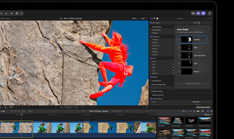 جهاز MacBook Pro، تطبيق Final Cut Pro، لوحة ميزة Auto Mask، تم تحديد فئة الأشخاص، فئات إضافية: البشرة، البشرة والوجه، الشعر، الفم، متسلق يرتدي ملابس بدرجات من اللون الأحمر ويتسلق منحدراً صخرياً على خلفية سماء زرقاء