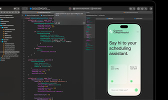 MacBook Pro 螢幕顯示 Xcode 編碼器，註解：「Connect the app to Apple Intelligence」；iPhone 預覽顯示 Quantum College Hospital app，寫有：「Say hi to your scheduling assistant」，下方有「View open shifts」和「Swap my next shift」按鈕