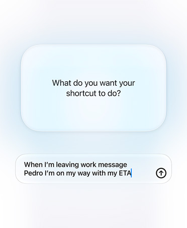 Das Display zeigt die Anfrage und Antwort von Apple Intelligence und einer Person zur Funktion eines Kurzbefehls an: „Was soll dein Kurzbefehl tun?“, Antwort: „Wenn ich die Arbeit verlasse, schicke eine Nachricht an Pedro, dass ich auf dem Weg bin, mit meiner voraussichtlichen Ankunftszeit.“